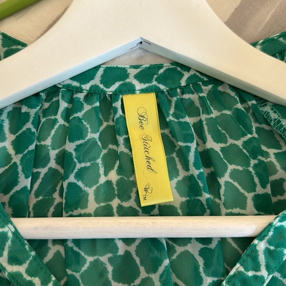 Bee Stitched (bought at Francesca’s) small polyester blouse - Picture 3 of 3